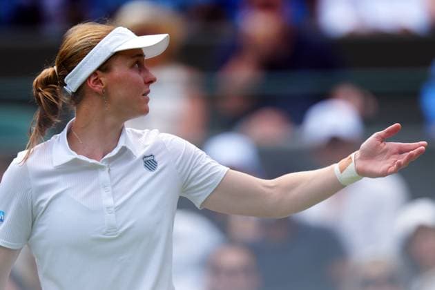 Liudmila Samsonova complains to the umpire during her quarter final match Wimbledon Tennis Championships, Day 10, The All England Lawn Tennis and Croquet Club, London, UK - 09 Jul 2025London The All England Lawn Tennis and United Kingdom  Copyright: xJavierxGarcia Shutterstockx 15389393j