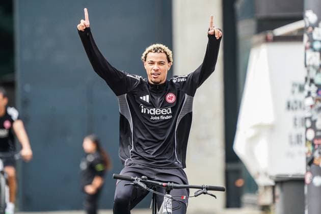Hugo Ekitike (Eintracht Frankfurt, 11) kommt mit dem Fahrrad - Frankfurt 09.07.2025: Trainingsauftakt Eintracht Frankfurt