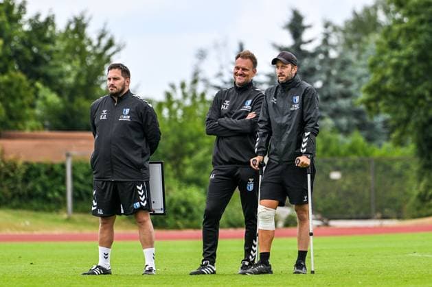 GER, 2. BL, 1. FC Magdeburg, Trainingslager in Bad Wörishofen 09.07.2025, Stadion Am Unteren Hart, Bad Wörishofen, GER, 2. BL, 1. FC Magdeburg, Trainingslager in Bad Wörishofen, im Bild Saban Uzun (Magdeburg), Markus Fiedler (Magdeburg), Andreas Schumacher (Magdeburg) mit Kruecken