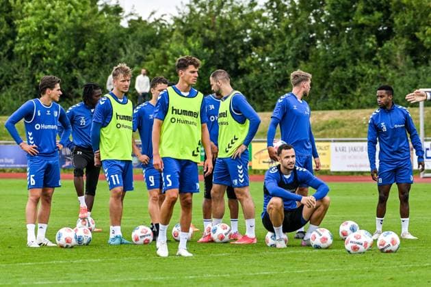 GER, 2. BL, 1. FC Magdeburg, Trainingslager in Bad Wörishofen 09.07.2025, Stadion Am Unteren Hart, Bad Wörishofen, GER, 2. BL, 1. FC Magdeburg, Trainingslager in Bad Wörishofen, im Bild mehrere Spieler vor beginn einer neuen Trainingseinheit, Tobias Müller Mueller (Magdeburg, 5) in der Bildmitte