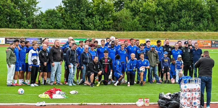 GER, 2. BL, 1. FC Magdeburg, Trainingslager in Bad Wörishofen 09.07.2025, Stadion Am Unteren Hart, Bad Wörishofen, GER, 2. BL, 1. FC Magdeburg, Trainingslager in Bad Wörishofen, im Bild Spieler, Betreuerteam und Fans beim gemeinsamen Foto