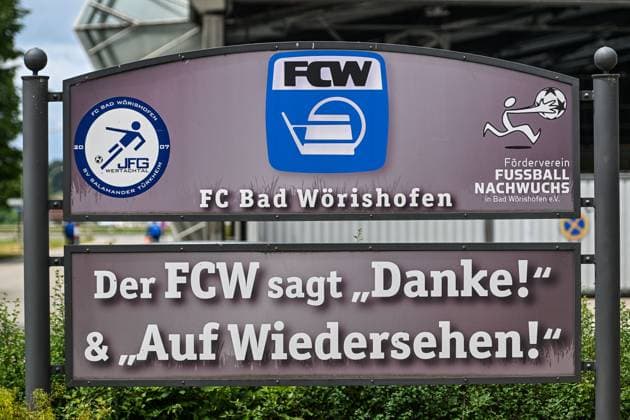 GER, 2. BL, 1. FC Magdeburg, Trainingslager in Bad Wörishofen 09.07.2025, Stadion Am Unteren Hart, Bad Wörishofen, GER, 2. BL, 1. FC Magdeburg, Trainingslager in Bad Wörishofen, im Bild Schild am Ausgang Der FCW sagt Danke! & Auf Wiedersehen
