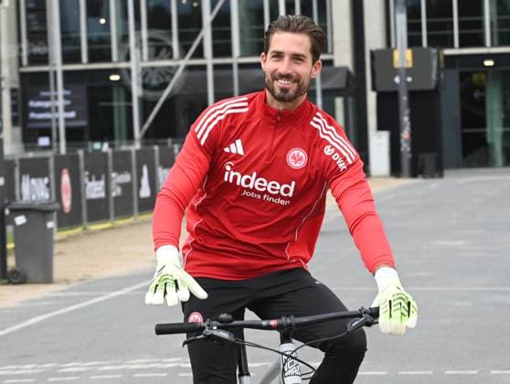09.07.2025 xhpx Frankfurt am Main, Deutsche Bank Park Bundesliga Saison 2025 2026 Eintracht Frankfurt Trainingsankunft mit dem Fahrrad gut gelaunt Torwart Kevin Trapp (1, Eintracht Frankfurt) DFL DFB REGULATIONS PROHIBIT ANY USE OF PHOTOGRAPHS AS IMAGE SEQUENCES AND OR QUASI-VIDEO. *** 09 07 2025 xhpx Frankfurt am Main, Deutsche Bank Park Bundesliga season 2025 2026 Eintracht Frankfurt training arrival by bike in a good mood Goalkeeper Kevin Trapp 1, Eintracht Frankfurt DFL DFB REGULATIONS PROHIBIT ANY USE OF PHOTOGRAPHS AS IMAGE SEQUENCES AND OR QUASI VIDEO