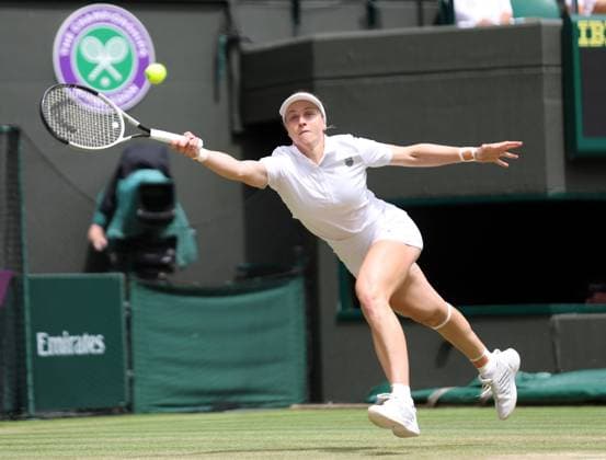 Liudmilla Samsonova plays a forehand in her Quarter-Final match against Poland s Iga Swiatek on day ten of the 2025 Wimbledon Championships in London on Wednesday, July 09, 2025.  LON2025070907 HUGOxPHILPOTT