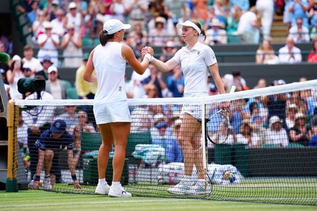 Iga Swiatek celebrates victory in her quarter final match against Liudmila Samsonova Wimbledon Tennis Championships, Day 10, The All England Lawn Tennis and Croquet Club, London, UK - 09 Jul 2025London The All England Lawn Tennis and United Kingdom  Copyright: xJavierxGarcia Shutterstockx 15389393bq