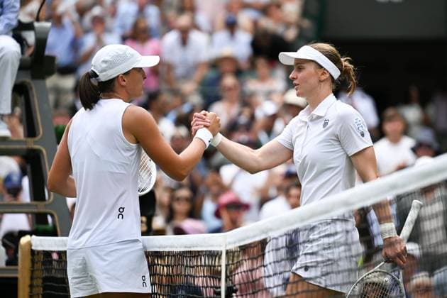(250709) -- LONDON, July 9, 2025 -- Iga Swiatek (L) of Poland shakes hands with Liudmila Samsonova of Russia after their women s singles quarterfinal match at the Wimbledon Tennis Championships in London, Britain, July 9, 2025. ) (SP)BRITAIN-LONDON-TENNIS-WIMBLEDON-WOMEN S SINGLES ZhaoxDingzhe 