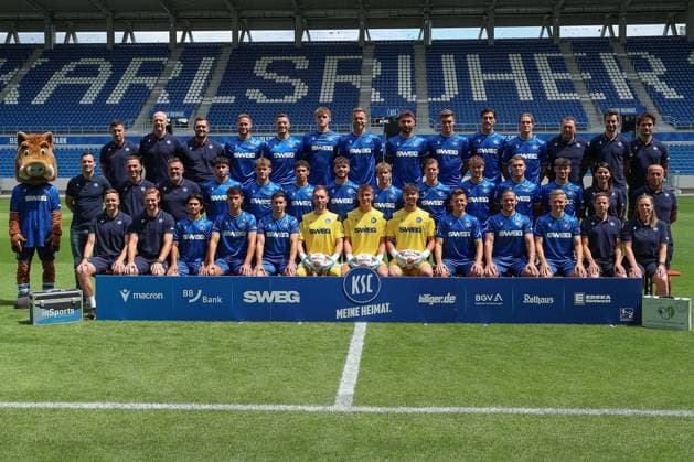 Hintere Reihe v.l.: Co-Trainer Sirus Motekallemi, Torwarttrainer Markus Miller, Athletiktrainer Florian Boeckler, Christoph Kobald, Nicolai Rapp, Paul Scholl, Marcel Franke, Fabian Schleusener, Marcel Beifus, Roko Simic, David Herold, Zeugwart Torsten Merkel, Physiotherapeut Marius Emnet, Sportpsychologe Yannick Romswinckel Mittlere Reihe v.l: Maskottchen Willi Wildpark, KSC- Geschaeftsfuehrer Mario Eggimann, Cheftrainer Christian Eichner, Co-Trainer Zlatan Bajramovic, Efe-Kaan Sihlaroglu, Niclas Duehring, Louey Ben Farhat, Lilian Egloff, Meiko Waeschenbach, Dzenis Burnic, Mateo Kritzer, Ali-Eren Ersungur, Rafael Pinto Pedrosa, Teammanagerin Sarah Saliba, Zeugwart Cafer Aydogan Vordere Reihe v.l: Spielanalyst Sebastian Saglimbeni, Rehatrainer Wendelin Waecker, Ali-Eren Ersungur, Noah Rupp, Robin Heusser, Robin Himmelmann, Hans Christian Bernat, Aki Koch, Marvin Wanitzek, Sebastian Jung, Andreas Mueller, Physiotherapeut Kevin Benz, Physiotherapeutin Anja Bergheim, GER, Karlsruher SC (KSC, Karlsruhe), Fussball, 2. Bundesliga, Mannschaftsfoto, Spielzeit 2025 2026, 09.07.2025, DFL REGULATIONS PROHIBIT ANY USE OF PHOTOGRAPHS AS IMAGE SEQUENCES AND OR QUASI-VIDEO, GER, Karlsruher SC (KSC, Karlsruhe), Fussball, 2. Bundesliga, Mannschaftsfoto, Spielzeit 2025 2026, 09.07.2025 Karlsruhe