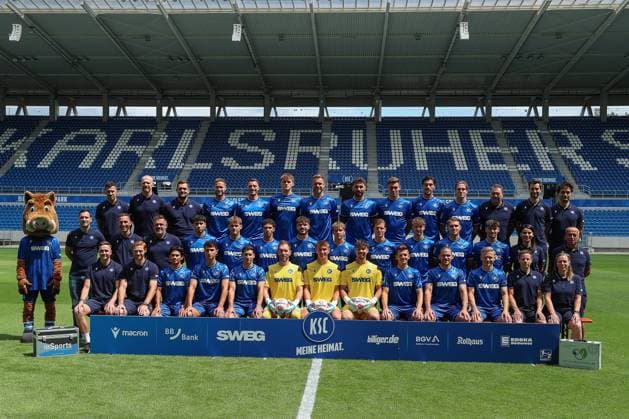 Hintere Reihe v.l.: Co-Trainer Sirus Motekallemi, Torwarttrainer Markus Miller, Athletiktrainer Florian Boeckler, Christoph Kobald, Nicolai Rapp, Paul Scholl, Marcel Franke, Fabian Schleusener, Marcel Beifus, Roko Simic, David Herold, Zeugwart Torsten Merkel, Physiotherapeut Marius Emnet, Sportpsychologe Yannick Romswinckel Mittlere Reihe v.l: Maskottchen Willi Wildpark, KSC- Geschaeftsfuehrer Mario Eggimann, Cheftrainer Christian Eichner, Co-Trainer Zlatan Bajramovic, Efe-Kaan Sihlaroglu, Niclas Duehring, Louey Ben Farhat, Lilian Egloff, Meiko Waeschenbach, Dzenis Burnic, Mateo Kritzer, Ali-Eren Ersungur, Rafael Pinto Pedrosa, Teammanagerin Sarah Saliba, Zeugwart Cafer Aydogan Vordere Reihe v.l: Spielanalyst Sebastian Saglimbeni, Rehatrainer Wendelin Waecker, Ali-Eren Ersungur, Noah Rupp, Robin Heusser, Robin Himmelmann, Hans Christian Bernat, Aki Koch, Marvin Wanitzek, Sebastian Jung, Andreas Mueller, Physiotherapeut Kevin Benz, Physiotherapeutin Anja Bergheim, GER, Karlsruher SC (KSC, Karlsruhe), Fussball, 2. Bundesliga, Mannschaftsfoto, Spielzeit 2025 2026, 09.07.2025, DFL REGULATIONS PROHIBIT ANY USE OF PHOTOGRAPHS AS IMAGE SEQUENCES AND OR QUASI-VIDEO, GER, Karlsruher SC (KSC, Karlsruhe), Fussball, 2. Bundesliga, Mannschaftsfoto, Spielzeit 2025 2026, 09.07.2025 Karlsruhe
