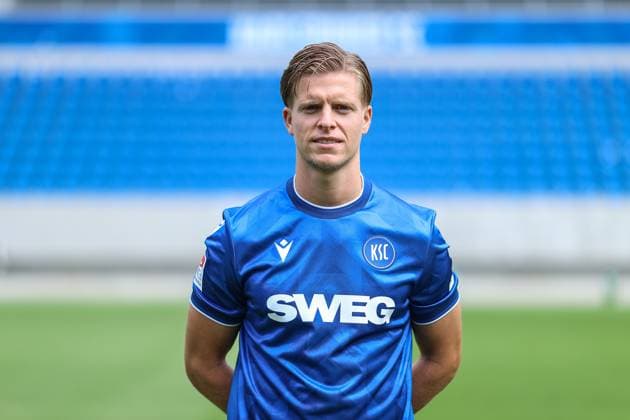 Dzenis Burnic (Karlsruher SC, 07), GER, Karlsruher SC (KSC, Karlsruhe), Fussball, 2. Bundesliga, Portaettermin, Spielzeit 2025 2026, 09.07.2025, DFL REGULATIONS PROHIBIT ANY USE OF PHOTOGRAPHS AS IMAGE SEQUENCES AND OR QUASI-VIDEO, GER, Karlsruher SC (KSC, Karlsruhe), Fussball, 2. Bundesliga, Portraettermin, Spielzeit 2025 2026, 09.07.2025 Karlsruhe