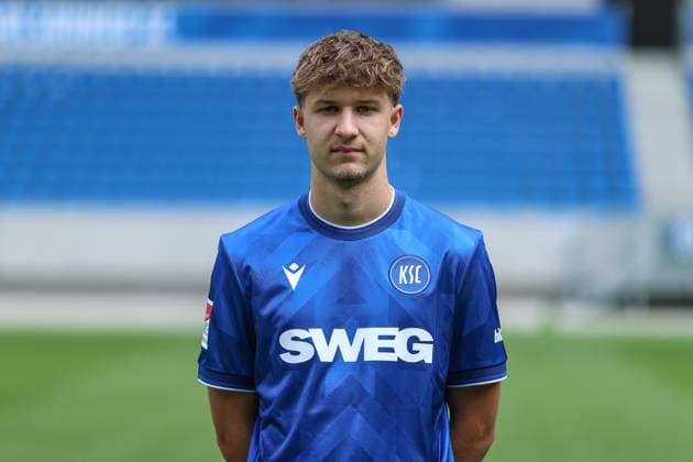 Mateo Kritzer (Karlsruher SC, ), GER, Karlsruher SC (KSC, Karlsruhe), Fussball, 2. Bundesliga, Portaettermin, Spielzeit 2025 2026, 09.07.2025, DFL REGULATIONS PROHIBIT ANY USE OF PHOTOGRAPHS AS IMAGE SEQUENCES AND OR QUASI-VIDEO, GER, Karlsruher SC (KSC, Karlsruhe), Fussball, 2. Bundesliga, Portraettermin, Spielzeit 2025 2026, 09.07.2025 Karlsruhe