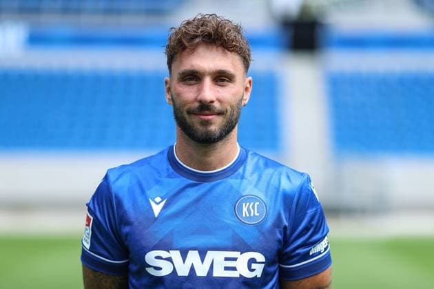 Fabian Schleusener (Karlsruher SC, 24), GER, Karlsruher SC (KSC, Karlsruhe), Fussball, 2. Bundesliga, Portaettermin, Spielzeit 2025 2026, 09.07.2025, DFL REGULATIONS PROHIBIT ANY USE OF PHOTOGRAPHS AS IMAGE SEQUENCES AND OR QUASI-VIDEO, GER, Karlsruher SC (KSC, Karlsruhe), Fussball, 2. Bundesliga, Portraettermin, Spielzeit 2025 2026, 09.07.2025 Karlsruhe