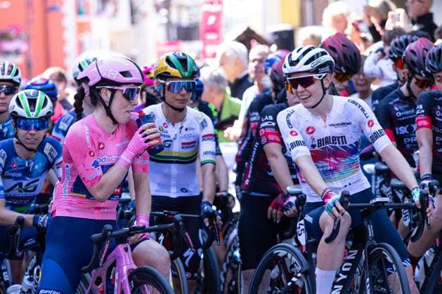 Anna Henderson in Pink Jersey with Antonia Niedermaier in White Jersey during Giro d Italia Women - Stage 4 - Castello Tesino Pianezze, Giro d Italia race in Pianezze, Italy, July 09 2025  Copyright: xTommasoxBerardi IPAxSportx xipa-agency.netx xx IPA_60192227 IPA_Agency_IPA60192227