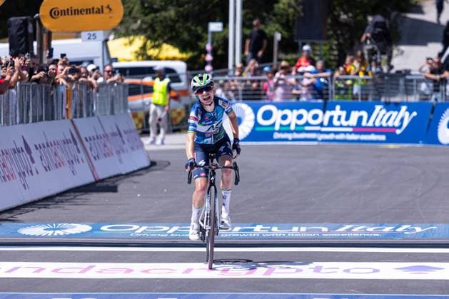 Sarah Gigante wins the 4th stage in Pianezze Valdobbiadene during Giro d Italia Women - Stage 4 - Castello Tesino Pianezze, Giro d Italia race in Pianezze, Italy, July 09 2025  Copyright: xTommasoxBerardi IPAxSportx xipa-agency.netx xx IPA_60192258 IPA_Agency_IPA60192258