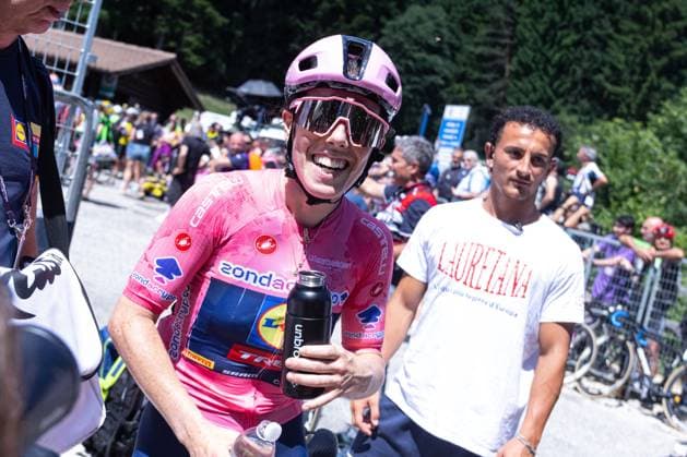 Anna Henderson in Pink Jersey arriving in Pianezze during Giro d Italia Women - Stage 4 - Castello Tesino Pianezze, Giro d Italia race in Pianezze, Italy, July 09 2025  Copyright: xTommasoxBerardi IPAxSportx xipa-agency.netx xx IPA_60192289 IPA_Agency_IPA60192289
