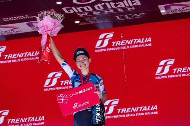 Sarah Gigante receives the prize for the 4th stage victory during Giro d Italia Women - Stage 4 - Castello Tesino Pianezze, Giro d Italia race in Pianezze, Italy, July 09 2025  Copyright: xTommasoxBerardi IPAxSportx xipa-agency.netx xx IPA_60192296 IPA_Agency_IPA60192296