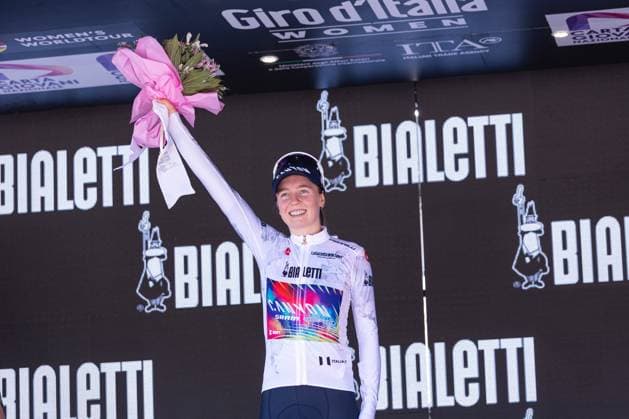 Antonia Niedermaier gets the white jersey in Pianezze during Giro d Italia Women - Stage 4 - Castello Tesino Pianezze, Giro d Italia race in Pianezze, Italy, July 09 2025  Copyright: xTommasoxBerardi IPAxSportx xipa-agency.netx xx IPA_60192332 IPA_Agency_IPA60192332