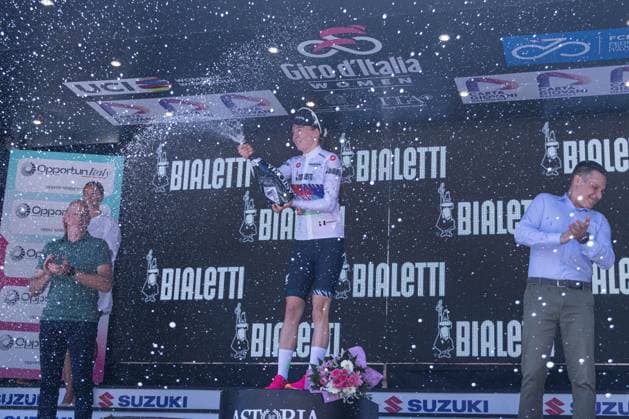 Antonia Niedermaier gets the white jersey in Pianezze during Giro d Italia Women - Stage 4 - Castello Tesino Pianezze, Giro d Italia race in Pianezze, Italy, July 09 2025  Copyright: xTommasoxBerardi IPAxSportx xipa-agency.netx xx IPA_60192336 IPA_Agency_IPA60192336