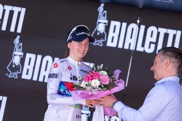Antonia Niedermaier gets the white jersey in Pianezze during Giro d Italia Women - Stage 4 - Castello Tesino Pianezze, Giro d Italia race in Pianezze, Italy, July 09 2025  Copyright: xTommasoxBerardi IPAxSportx xipa-agency.netx xx IPA_60192331 IPA_Agency_IPA60192331