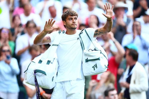 Flavio Cobolli applauds the crowd after losing his Quarter Final match Wimbledon Tennis Championships, Day 10, The All England Lawn Tennis and Croquet Club, London, UK - 09 Jul 2025London The All England Lawn Tennis and United Kingdom  Copyright: xJamesxMarsh Shutterstockx 15389394ib