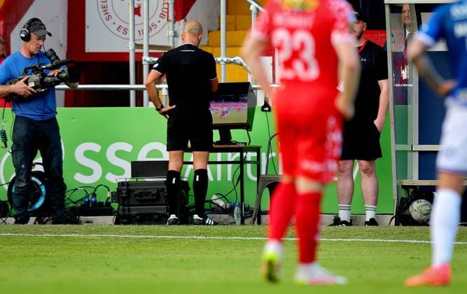 UEFA Champions League First Qualifying Round First Leg, Tolka Park, Dublin 9 7 2025 Shelbourne vs Linfield Referee Luis Godinho reviews a decision on VAR Referee Luis Godinho reviews a decision on VAR 9 7 2025  Copyright: x INPHO RyanxByrnex RB1_0438