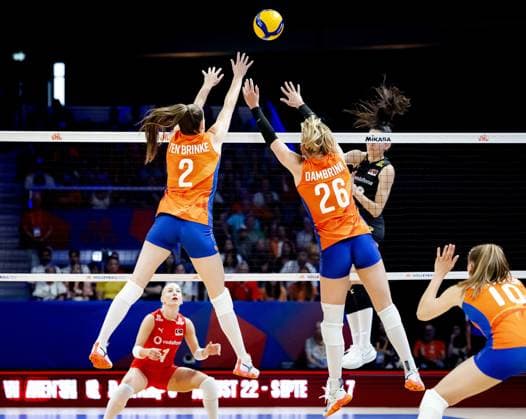 APELDOORN - Marije ten Brinke and Elles Dambrink of the Netherlands in action during the volleyball Nations League match between the Netherlands and Turkey at Omnisport, Apeldoorn. ANP SEM VAN DER WAL xVIxANPxSportx xxANPxIVx 531230515 originalFilename: 531230515.jpg