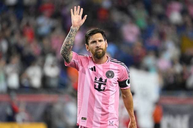 July 9, 2025; Foxborough, Massachusetts, USA; Inter Miami forward Lionel Messi (10) waves as he leaves the pitch after a game against against the New England Revolution at Gillette Stadium. CSM Foxborough USA - ZUMAc04_ 20250709_zma_c04_109 Copyright: xEricxCanhax