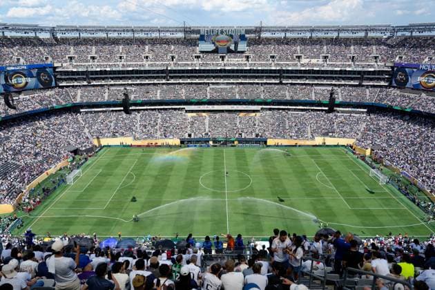 Das Spielfeld wird vor dem Spiel von der Platzcrew bewassert USA, Paris Saint-Germain vs Real Madrid CF, FIFA Club World Cup, Halbfinale, Match 62, 09.07.2025 USA, Paris Saint-Germain vs Real Madrid CF, FIFA Club World Cup, Halbfinale, Match 62, 09.07.2025 East Rutherford *** The pitch is watered by the pitch crew before the match USA, Paris Saint Germain vs Real Madrid CF, FIFA Club World Cup, Semi-final, Match 62, 09 07 2025 USA, Paris Saint Germain vs Real Madrid CF, FIFA Club World Cup, Semi-final, Match 62, 09 07 2025 East Rutherford Copyright: xScottxW.xColemanx CWC2025-PSG-RMA