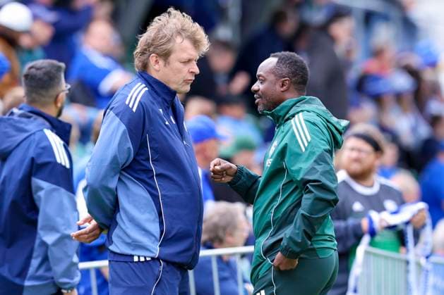 Direktor Profifussball Youri Mulder (FC Schalke 04) und Direktor Kaderplanung, Scouting und Knappenschmiede Ben Manga (FC Schalke 04) unterhalten sich, 10.07.2025, Training FC Schalke 04, Trainingsplatz am 10. July 2025 in Neustift im Stubaitail, Oesterreich. (Foto von Marco Steinbrenner DeFodi Images) Direktor Profifussball Youri Mulder (FC Schalke 04) und Direktor Kaderplanung, Scouting und Knappenschmiede Ben Manga (FC Schalke 04) talk together, 10.07.2025, Training FC Schalke 04, Trainingsplatz, July 10, 2025 in Neustift im Stubaital, Austria. (Photo by Marco Steinbrenner DeFodi Images)