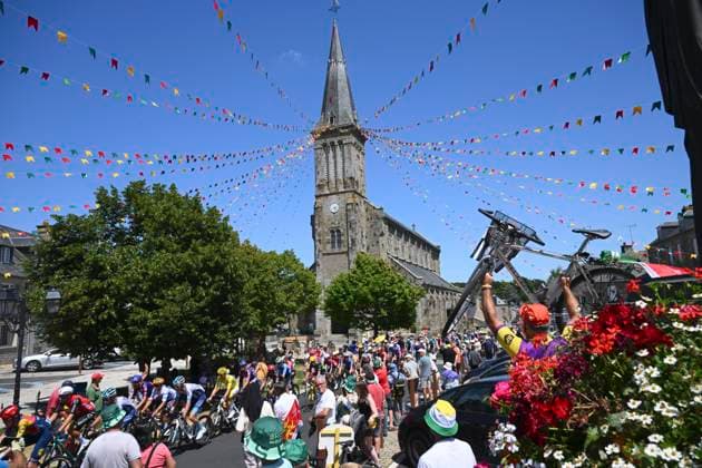 Tour de France 2025 Stage 6 VIRE NORMANDIE, FRANCE - JULY 10 : illustration picture peloton during stage 6 of the 112th edition of Tour de France an UCI World Tour 2.UWT cycling road race stage for Men Elite of 201 km with start in Bayeux and finish in Vire Normandie on July 10, 2025 in Vire Normandie, France, 10 07 2025 ( Motordriver Kenny Verfaillie - Vire Normandie France  Copyright: xVincentxKalutx