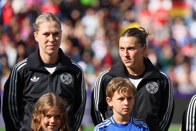 Basel, Schweiz 08. Juli 2025: UEFA - Euro 2025 Woman - Deutschland vs. Dänemark Im Bild: v.li. Rebecca Knaak (Deutschland) und Carlotta Wamser (Deutschland) vor dem Spiel gegen Dänemark bei der WEURO 2025 in Basel. St. Jakob-Park Copyright: xFotostandx xFantinix