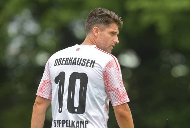 28.06.2025, GER, Fussball, 3.Liga Regionalliga West, Saison 2025 2026, Freundschaftsspiel, Cronsbach-Stadion, Steinhagen SC Verl - Rot-Weiß Oberhausen 5 : 1 Moritz Stoppelkamp (Rot-Weiß Oberhausen), Aktion, Einzelbild, Quer, Mimik, Gestik *** 28 06 2025, GER, Soccer, 3 Liga Regionalliga West, Season 2025 2026, Friendly match, Cronsbach Stadion, Steinhagen SC Verl Rot Weiß Oberhausen 5 1 Moritz Stoppelkamp Rot Weiß Oberhausen , Action, Single image, Cross, Facial expression, Gesture