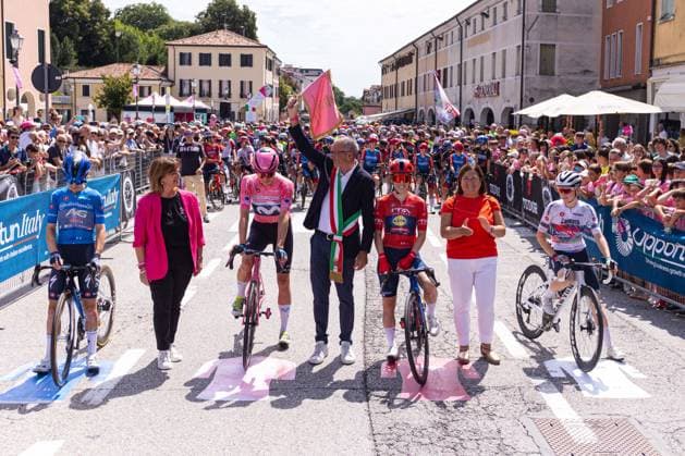 Starting grid during Giro d Italia Women - Stage 5 - Mirano Monselice, Giro d Italia race in Monselice, Italy, July 10 2025  Copyright: xTommasoxBerardi IPAxSportx xipa-agency.netx xx IPA_60231593 IPA_Agency_IPA60231593