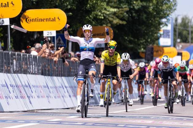 Lorena Wiebes wins the 5th stage of Giro Women during Giro d Italia Women - Stage 5 - Mirano Monselice, Giro d Italia race in Monselice, Italy, July 10 2025  Copyright: xTommasoxBerardi IPAxSportx xipa-agency.netx xx IPA_60231665 IPA_Agency_IPA60231665