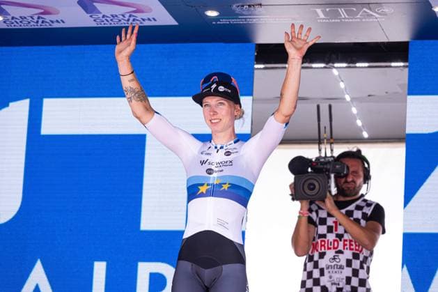 Lorena Wiebes gets the Red Jersey during Giro d Italia Women - Stage 5 - Mirano Monselice, Giro d Italia race in Monselice, Italy, July 10 2025  Copyright: xTommasoxBerardi IPAxSportx xipa-agency.netx xx IPA_60231896 IPA_Agency_IPA60231896