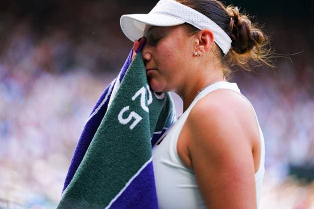 Amanda Anisimova with a towel during her semi final match Wimbledon Tennis Championships, Day 11, The All England Lawn Tennis and Croquet Club, London, UK - 10 Jul 2025London The All England Lawn Tennis and United Kingdom  Copyright: xJavierxGarcia Shutterstockx 15390589dv