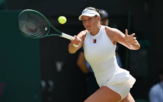 (250710) -- LONDON, July 10, 2025 -- Amanda Anisimova hits a return during the women s singles semifinal match between Aryna Sabalenka of Belarus and Amanda Anisimova of the United States at the Wimbledon Tennis Championships in London, Britain, July 10, 2025. ) (SP)BRITAIN-LONDON-TENNIS-WIMBLEDON-WOMEN S SINGLES LixYing 