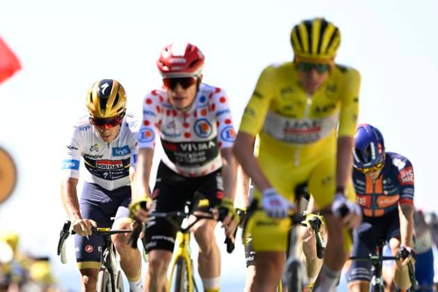Tour de France 2025 Stage 6 VIRE NORMANDIE, FRANCE - JULY 10 : Pogacar Tadej (SLO) of UAE Team Emirates, Vingegaard Jonas (DEN) of Team Visma Lease a Bike, Evenepoel Remco (BEL) of Soudal Quick-Step during stage 6 of the 112th edition of Tour de France an UCI World Tour 2.UWT cycling road race stage for Men Elite of 201 km with start in Bayeux and finish in Vire Normandie on July 10, 2025 in Vire Normandie, France, 10 07 2025 ( Motordriver Kenny Verfaillie - Vire Normandie France  Copyright: xJanxDexMeuleneirx