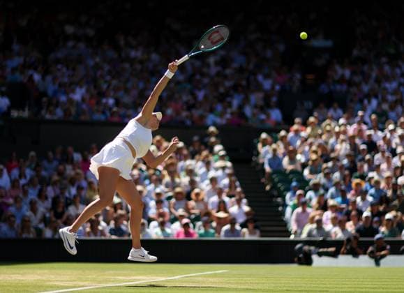 Wimbledon Championships 2025 AELTC, Day Eleven London, UK - 10 07 2025 Amanda Anisimova (USA) serves during her Semi final match against Aryna Sabalenka in the 2025 Wimbledon Championships London Wimbledon London GBR, UK NEWSPAPERS OUT Copyright: xMarkxGreenwoodx