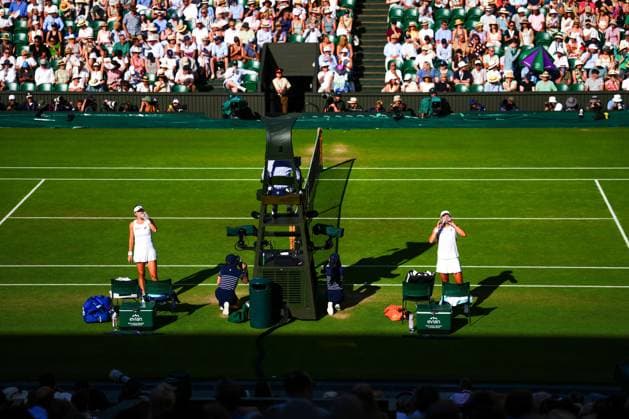 Belinda Bencic and Iga Swiatek during their semi final match Wimbledon Tennis Championships, Day 11, The All England Lawn Tennis and Croquet Club, London, UK - 10 Jul 2025London The All England Lawn Tennis and United Kingdom  Copyright: xJavierxGarcia Shutterstockx 15390589gb