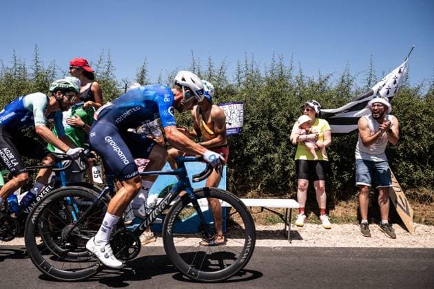 TDF Etape 6 PHOTOPQR OUEST FRANCE Guillaume Saligot Ouest-France ; Crepon ; 10 07 2025 ; Cyclisme Tour de France Etape 6 6 eme etape entre Bayeux et Vire ( Normandie ), le 10 juillet 2025 . Ici dans la cote de la ranconniere a Crepon ( Calvados ) avec du public muni d un bebe et d un drapeau breton . Photo : Guillaume Saligot Ouest-France - The 112th edition of the Tour de France starts on Saturday 5 July in Lille, France, and will finish in Paris, France on the 27th of July. July 10, 2025 Stage 6 from Bayeux to Vire Normandie (201 km) Crepon France  Copyright: xPHOTOPQR OUESTxFRANCE MAXPPPxGuillaumexSaligotx xOuest-Francex 20250710OFR2506 20250710OFR2506