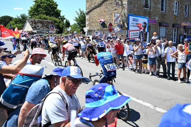 TOUR DE FRANCE 2025 PHOTOPQR OUEST FRANCE Thomas Brégardis Ouest-France ; Vire ; 10 07 2025 ; 10 Juillet 2025 Tour de France 2025. Etape 6, étape Bayeux Vire. Passage du peloton à Sainte-Honorine-la Chardonne commune de Guillaume Martin (dossard 91) Photo: Thomas Bregardis Ouest-France- French cycling race Tour de France 2024 takes place in july 2025 Vire Calvados France  Copyright: xPHOTOPQR OUESTxFRANCE MAXPPPxThomasxBrégardisx xOuest-Francex 20250710OFR2541 20250710OFR2541