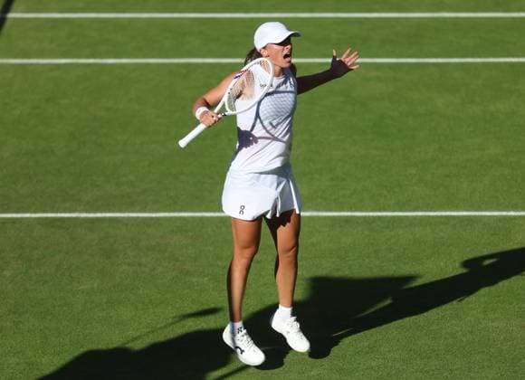 Wimbledon Championships 2025 AELTC, Day Eleven London, UK - 10 07 2025 Iga Swiatek (POL) celebrates winning her Semi final match against Belinda Bencic (SUI) in the 2025 Wimbledon Championships London Wimbledon London GBR, UK NEWSPAPERS OUT Copyright: xMarkxGreenwoodx