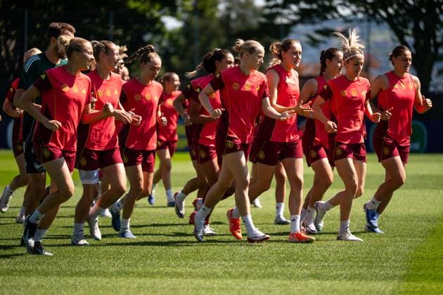 Giovanna Hoffmann (Deutschland, 18), Kathrin Kathy Hendrich (Deutschland, 03), Sydney Lohmann (Deutschland, 08), Franziska Kett (Deutschland, 17), Sophia Kleinherne (Deutschland, 23), Sarai Linder (Deutschland, 02), Laura Freigang (Deutschland, 10) und Team beim Warmlaufen, SUI, Training Fussball Frauen Nationalmannschaft Deutschland, UEFA Womens Euro 2025, Spielzeit 2024 2025, 10.07.2025 SUI, Training Fussball Frauen Nationalmannschaft Deutschland, UEFA Womens Euro 2025, Spielzeit 2024 2025, 10.07.2025 Zuerich *** Giovanna Hoffmann Germany, 18 , Kathrin Kathy Hendrich Germany, 03 , Sydney Lohmann Germany, 08 , Franziska Kett Germany, 17 , Sophia Kleinherne Germany, 23 , Sarai Linder Germany, 02 , Laura Freigang Germany, 10 and team warming up, SUI, Training Soccer Womens National Team Germany, UEFA Womens Euro 2025, Season 2024 2025, 10 07 2025 SUI, Training Soccer Womens National Team Germany, UEFA Womens Euro 2025, Season 2024 2025, 10 07 2025 Zuerich Copyright: xEibner-Pressefoto Memmlerx EP_MMR