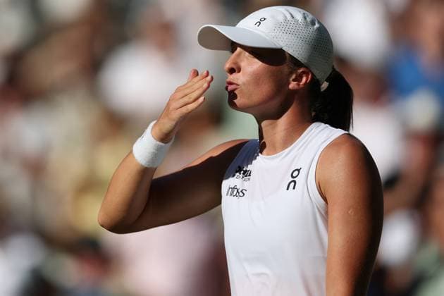 July 10, 2025, London, Celestynow, United Kingdom: IGA SWIATEK of Poland during the match against B. Bencic of Switzerland in the semifinals of Championships 2025 at Wimbledon AELTC in London. Swiatek won 6:2, 6:0 London United Kingdom - ZUMAc278 20250710_zsp_c278_034 Copyright: xMarcinxCholewinskix