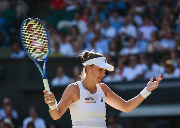 Belinda Bencic (SUI) reagiert veraergert, Aerger, enttaeuscht, Enttaeuschung, Emotion, Damen Einzel, Ladies Singles Tennis - Wimbledon 2025 - Grand Slam ITF ATP, Tennis Herren WTA, Tennis Damen - AELTC - London - - Great Britain - 10 July 2025. Belinda Bencic (SUI), Damen Einzel, Ladies Singles Tennis - Wimbledon 2025 - Grand Slam ITF ATP WTA - AELTC - London - - Great Britain - 10 July 2025. Copyright: xJuergenxHasenkopfx