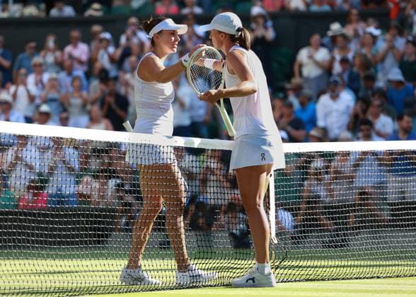 Belinda Bencic gratuliert der Siegerin Iga Swiatek, Damen Einzel, Ladies Singles Tennis - Wimbledon 2025 - Grand Slam ITF ATP, Tennis Herren WTA, Tennis Damen - AELTC - London - - Great Britain - 10 July 2025. Copyright: xJuergenxHasenkopfx