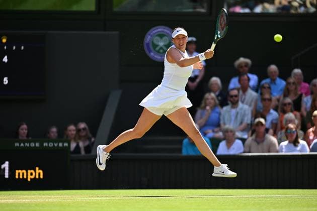 Wimbledon - Semi Final Round Amanda Anisimova (USA) during her semi final round match at the 2025 Wimbledon Championships at the AELTC in London, GREAT BRITAIN, on July 10, 2025. Photo by Corinne Dubreuil ABACAPRESS.COM London United Kingdom  Copyright: xDubreuilxCorinne ABACAx