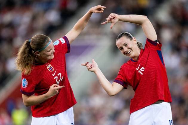 250710 Signe Gaupset of Norway celebrates with Elisabeth Terland after 1-1 during the UEFA Women s Euro 2025 group stage football match between Norway and Iceland on July 10, 2025 in Thun. Photo: Vegard Grott BILDBYRAN kod VG VG0784 bbeng fotboll football soccer fotball fotbolls-em fotball em europamästerskap em uefa womens euro em 2025 dam day9 norge norway island iceland *** 250710 Signe Gaupset of Norway celebrates with Elisabeth Terland after 1 1 during the UEFA Women s Euro 2025 group stage football match between Norway and Iceland on July 10, 2025 in Thun Photo Vegard Grott BILDBYRAN kod VG VG0784 bbeng fotboll football soccer fotball fotballs em fotball em europamästerskap em uefa womens euro em 2025 dam day9 norge norway island iceland  Copyright: VEGARDxGRoTT BB250710VG046