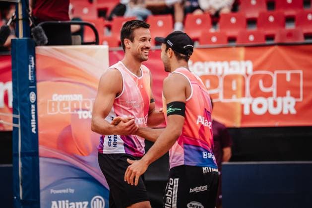 Beachvolleyball Männer Allianz German Beach Tour 2025 Tourstop München 10.07.2025 v.l. Jannis Hopt und Kim Huber jubeln München Zentraler Hochschulsport Münche Bayern Deutschland