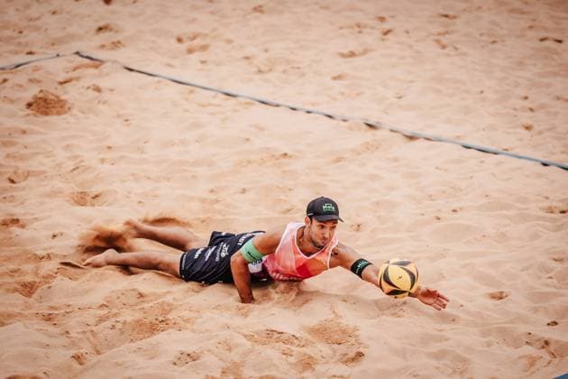 Beachvolleyball Männer Allianz German Beach Tour 2025 Tourstop München 10.07.2025 Kim Huber springt zum Ball München Zentraler Hochschulsport Münche Bayern Deutschland